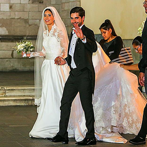 Imagen principal - Así era el vestido de novia de Josefina, la nieta de Mario Vargas Llosa.