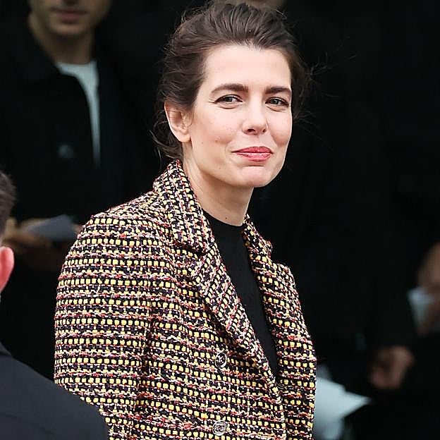 El sorprendente look de Carlota Casiraghi en París: plataformas XL en color rojo y el abrigo más elegante y original