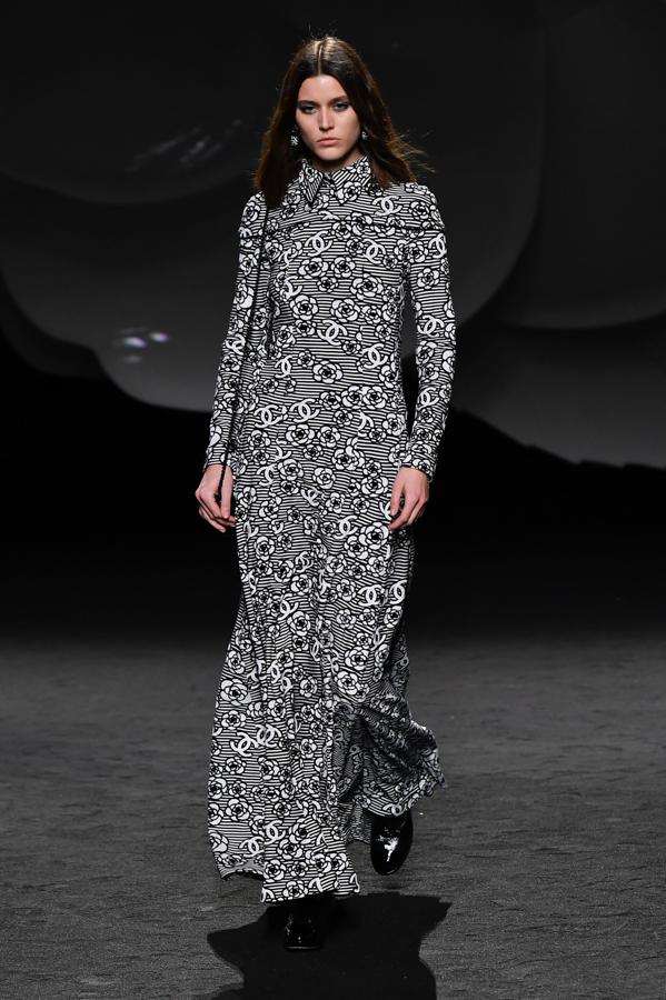 Además, los vestidos con cuello camiseros se han hecho presentes con prints repletos de camelias. 