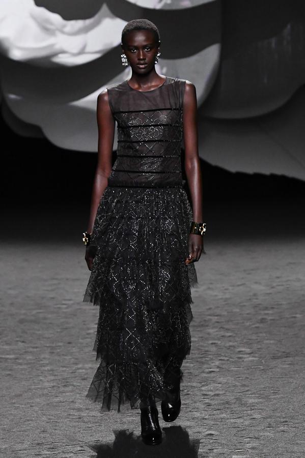 Las faldas de vuelo con múltiples volantes y brillantes también son parte de una de las colecciones más sobrias de Virginie Viard. 