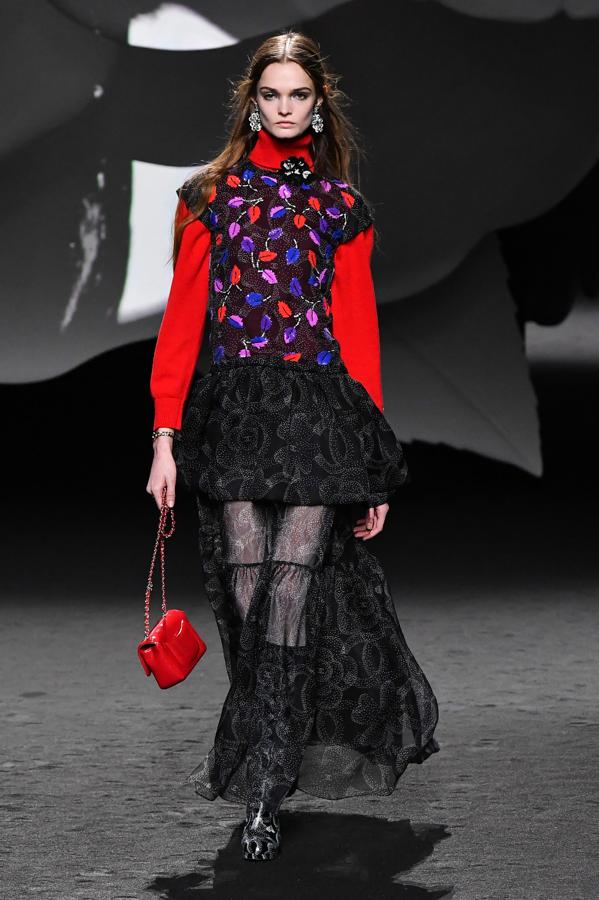 Aunque no solo camelias, también las hojas otoñales se han hecho partícipes, pero en tonos coloridos y llamativos. 