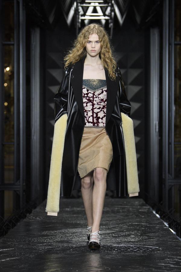 Incluso el latex y el corte de mangas extra largas han sido visibles como parte de la extravagancia de Nicolas Ghesquière. 