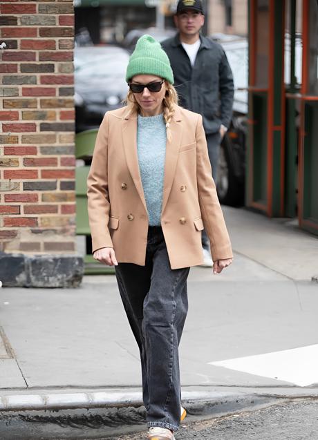 Imagen - Sienna Miller con jersey de punto rizado de Mango. Splash News.