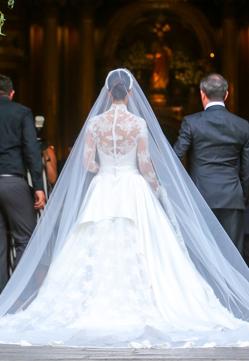 Imagen secundaria 2 - Así era el vestido de novia de Josefina, la nieta de Mario Vargas Llosa.