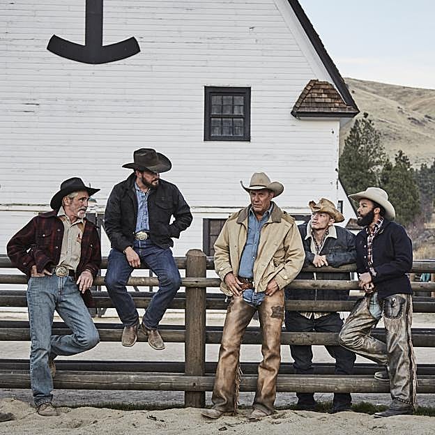 Kevin Costner con parte del elenco de la serie Yellowstone.