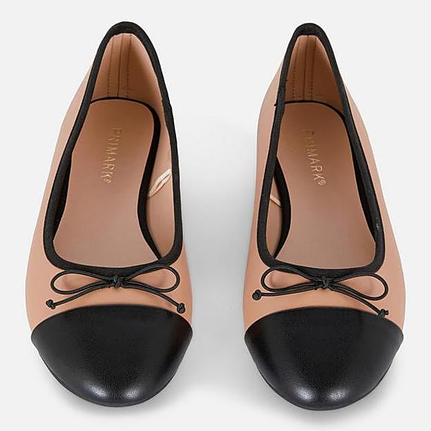 Imagen principal - Unas bailarinas, unos zapatos de tacón y unas sandalias metalizadas de Primark.