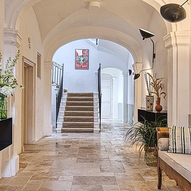 Entrada y escalera del hotel Can Albertí 1740 de Mahón.