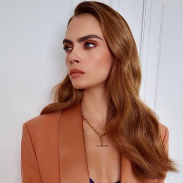 Imagen secundaria 1 - Kendall Jenner, Cara Delevigne y Phoebe Dynevor, otras famosas que se han unido recientemente al pelirrojo.