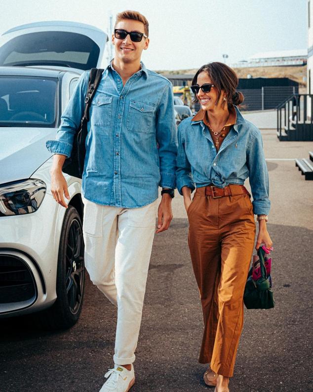 Parece que Carmen Montero también sigue las tendencias del momenro y se ha apuntado a la de denim. Y, ¿cómo lo ha hecho? Con una camisa que ha llevado encima de otra marrón y anudada a la cintura. 