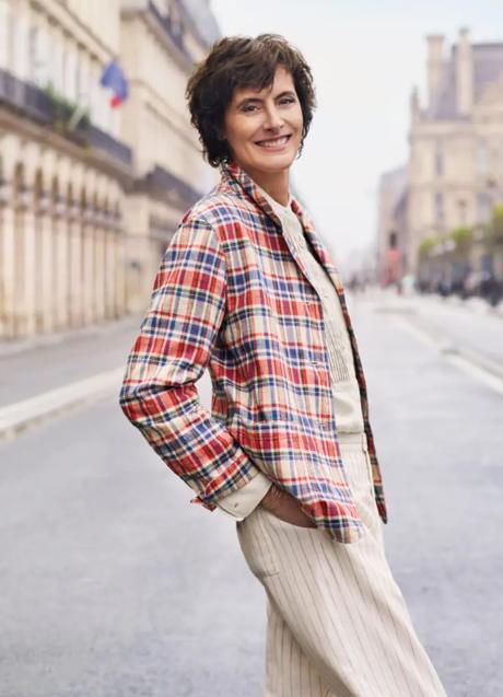 Imagen - Inés de la Fressange con americana de cuadros de Uniqlo. Foto: Uniqlo.