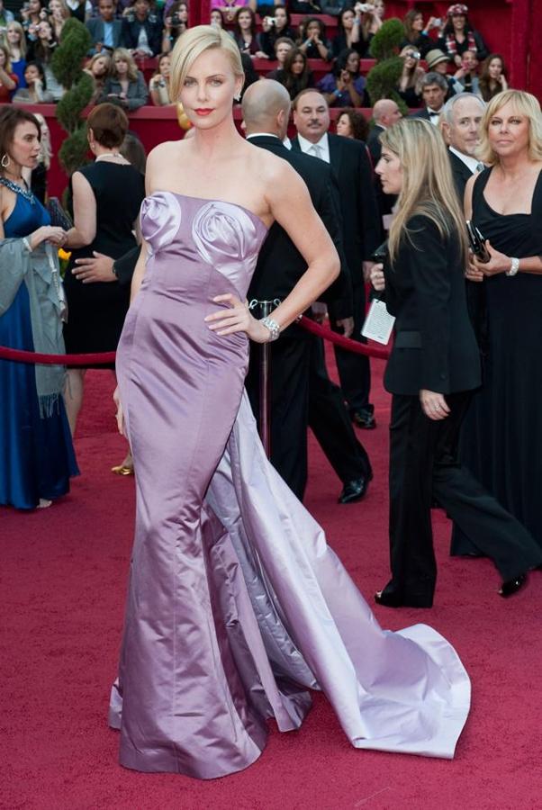 Charlize Theron es una de las actrices más elegantes en las alfombras rojas, pero con este Dior en 2010 no logró superarse a sí misma.