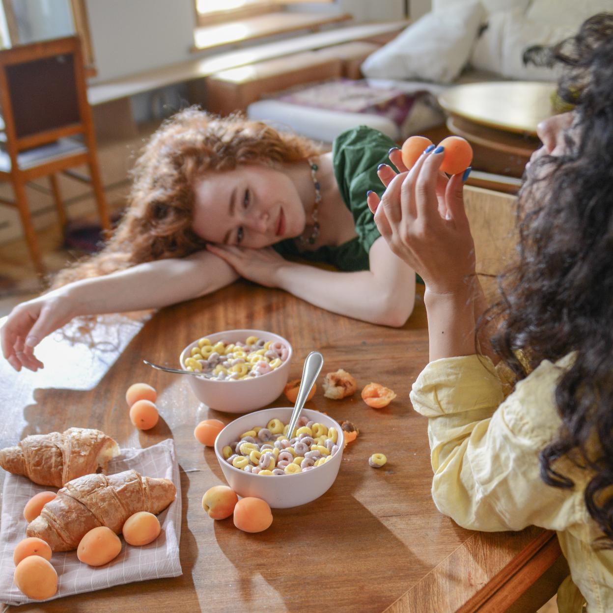 Mujeres desayunando cereales
