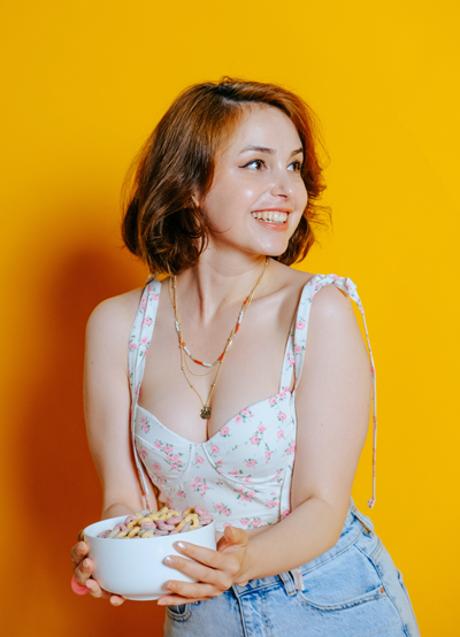 Imagen - Mujer con bol de cereales/PEXELS