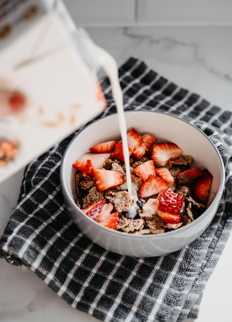 Imagen - Bol de cereales y frutas/PEXELS