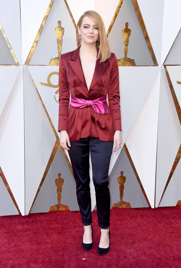 El traje chaqueta puede ser una opción totalmente válida para una alfombra hollywoodense, pero Emma Stone con su total look de Louis Vuitton no logró superar las expectativas en su estilismo. 
