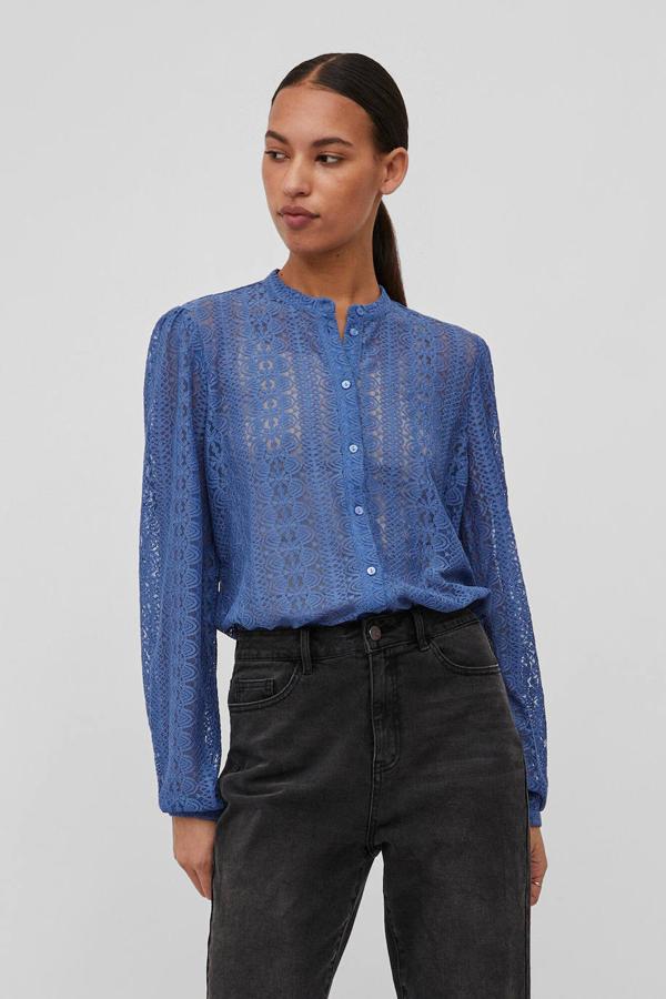 Blusa en tejido de encaje con cuello tipo mao, manga larga y cierre de botones, color azul, de Vila. Te costará 39,99 euros, en Cortefiel.