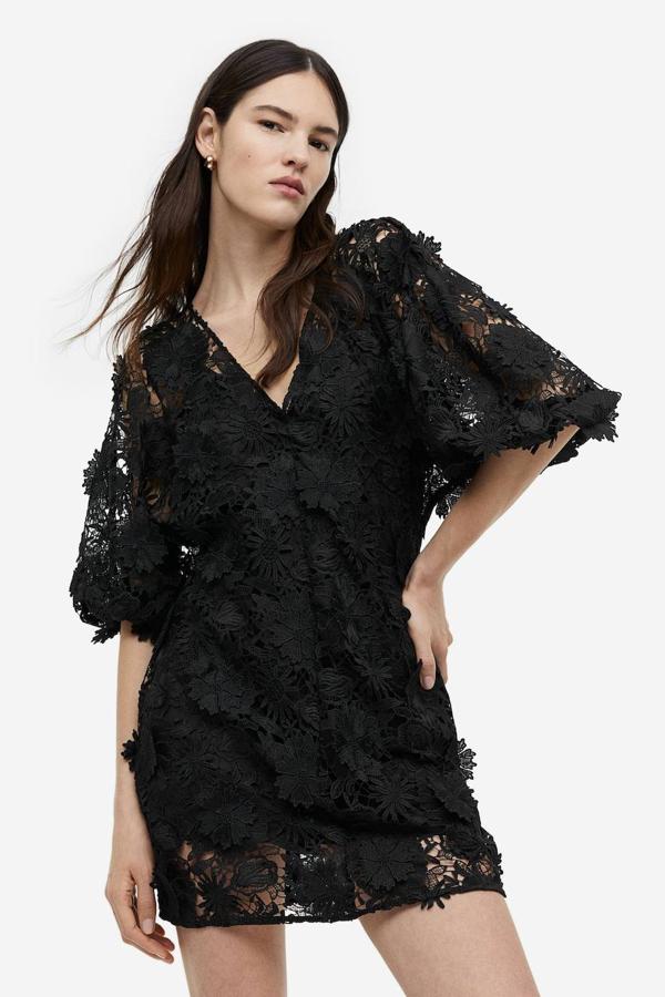 Vestido corto en tejido de encaje con escote de pico y manga corta abullonada, color negro, de H&M. Hazte con él por 69,99 euros.