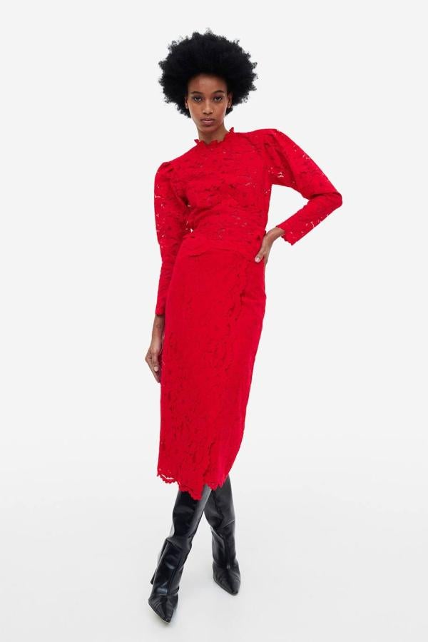 Conjunto en tejido de encaje con blusa de manga larga tipo globo y falda midi cruzada, en rojo, de H&M. Está disponible a 29,99 euros y 39,99 euros.