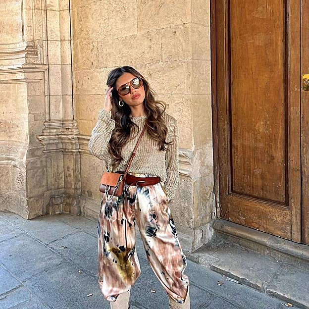 Las influencers dicen que este jersey con brillo viral es el truco infalible para ir elegante a todas partes