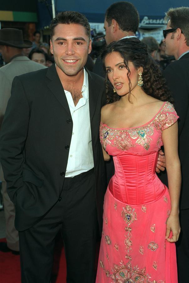 Salma Hayek en la gala de los Óscar del año 2000 quiso crear un estilo de princesa con un corsé rosa con motivos florales.