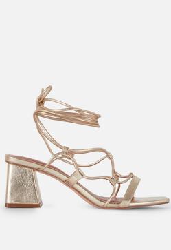 Imagen secundaria 2 - Unas bailarinas, unos zapatos de tacón y unas sandalias metalizadas de Primark.