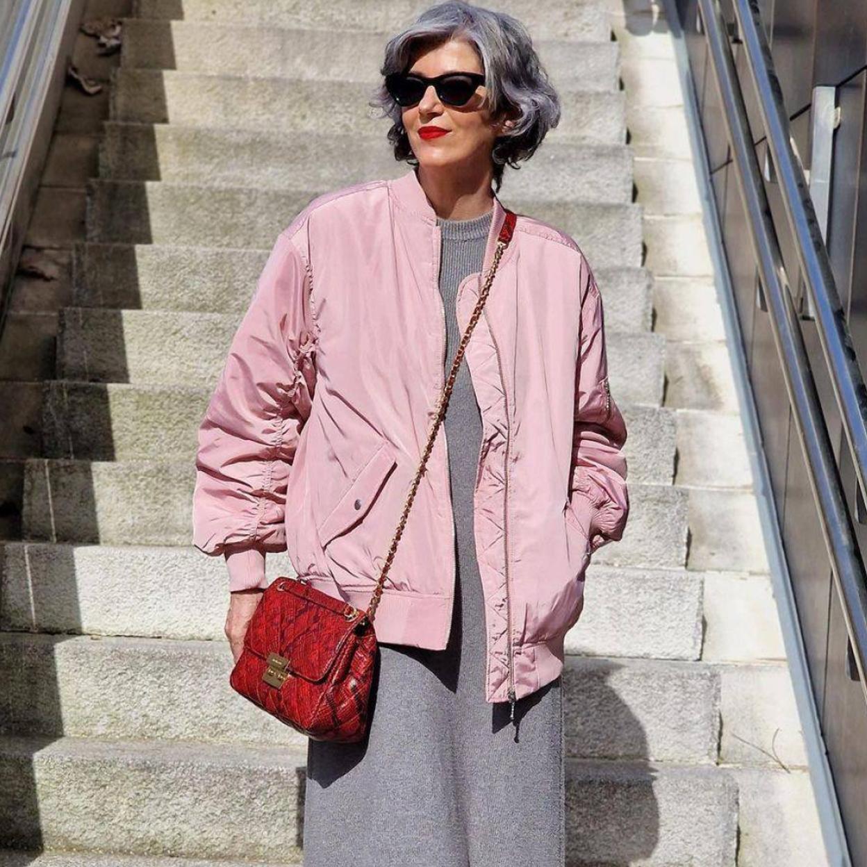 La influencer lleva la bomber rosa viral de H&M