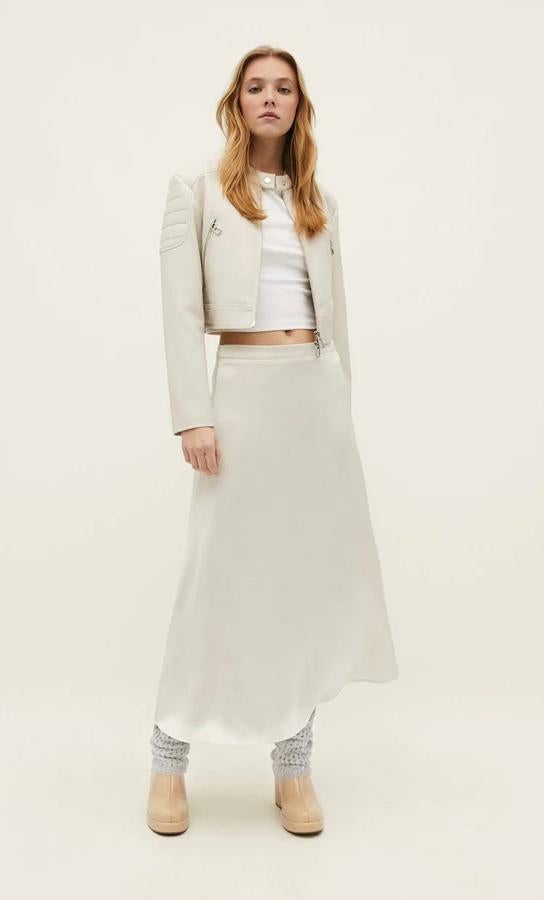 Falda midi satinada tipo capa con tiro alto y vuelo, tono blanco, de Stradivarius. Puedes encontrarla a 25,99 euros.