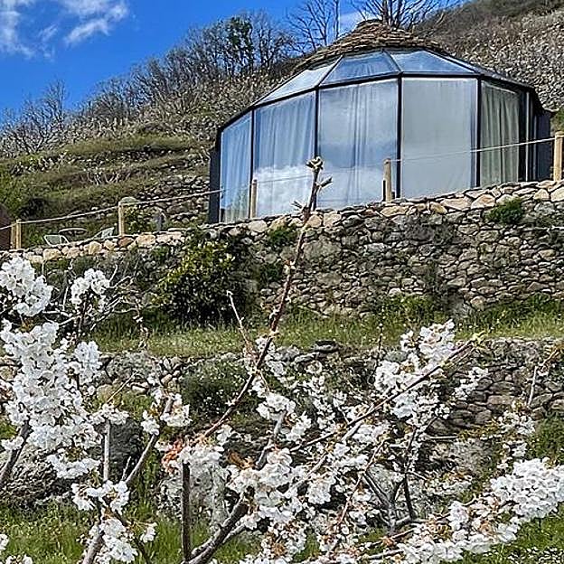 Exterior de uno de los chozos del glamping El Regajo, en El Torno. 