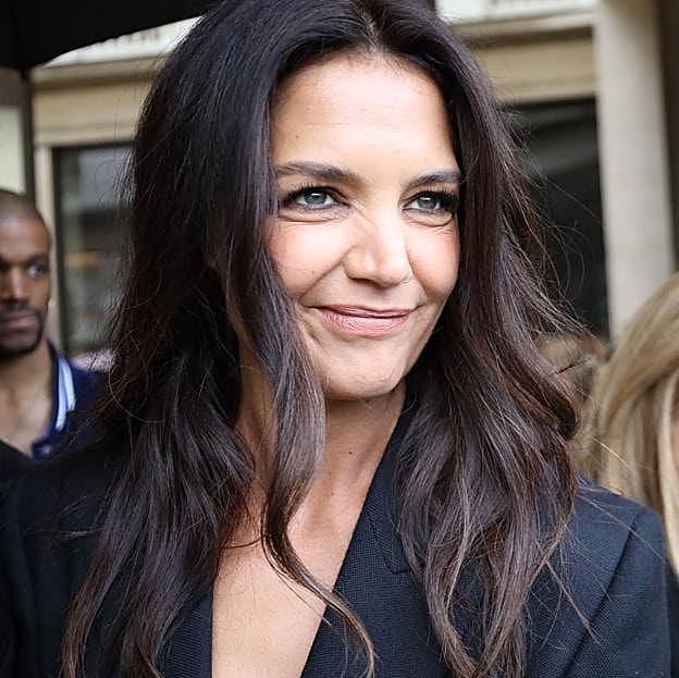 La chaqueta de entretiempo de Mango que triunfa entre las famosas: así es la cazadora que vas a copiar a Katie Holmes