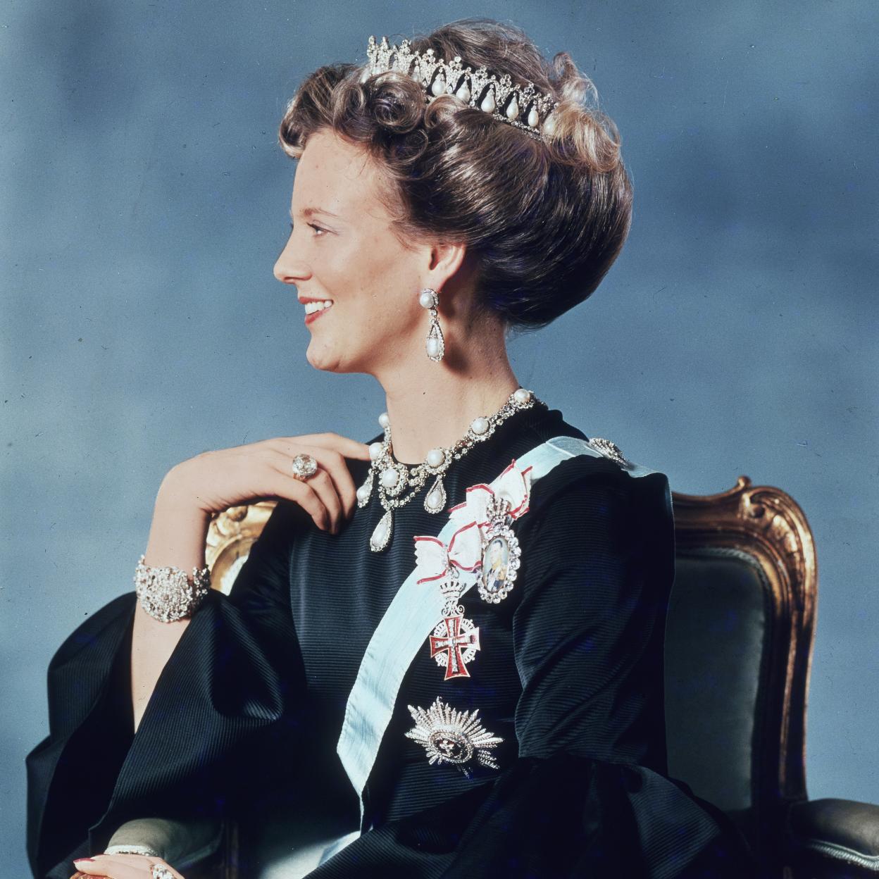La reina Margarita de Dinamarca con corona y joyas familiares.