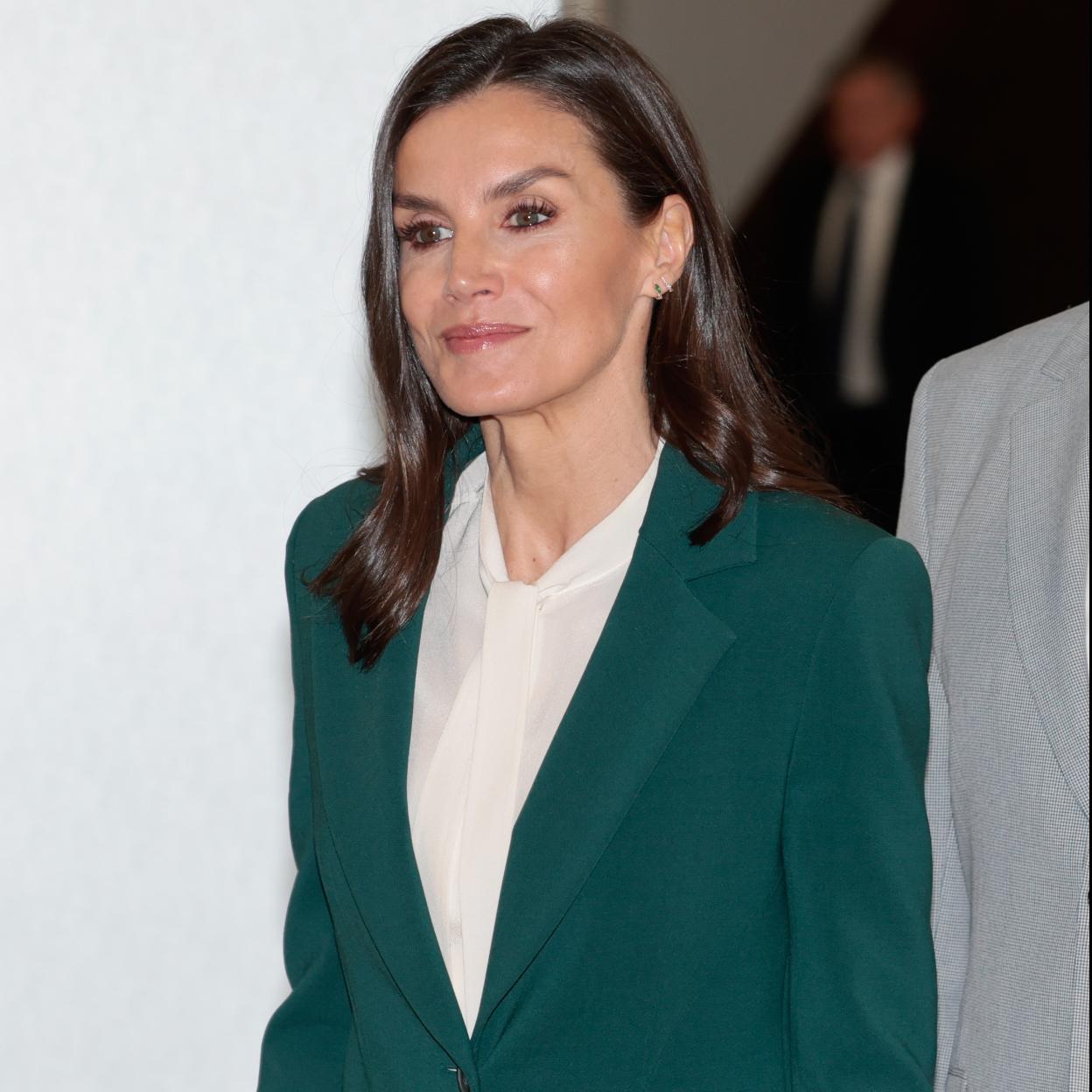 La reina Letizia con un traje verde.