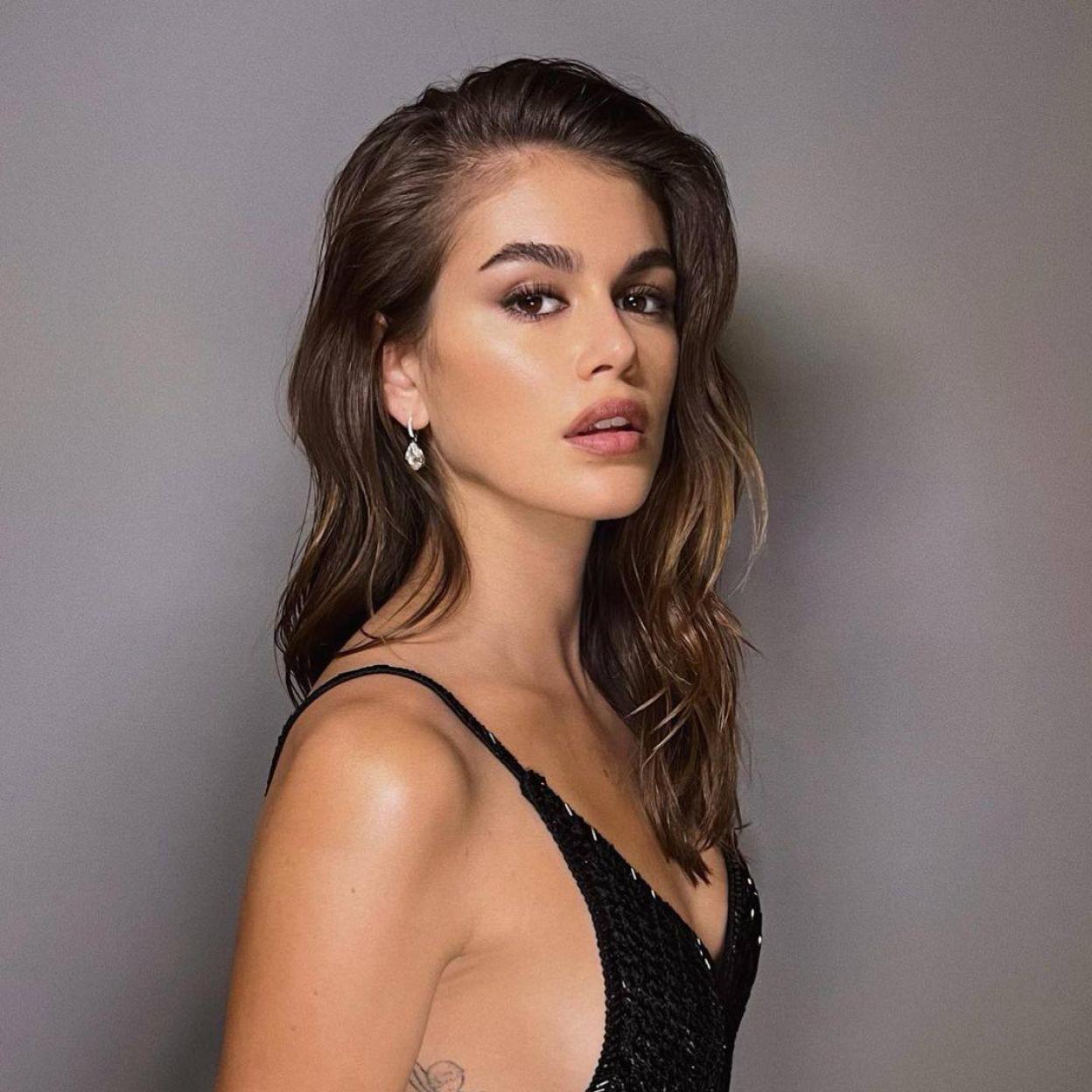 La piel uniforme y radiante de Kaia Kerber se consigue con sérums de ácido glicólico