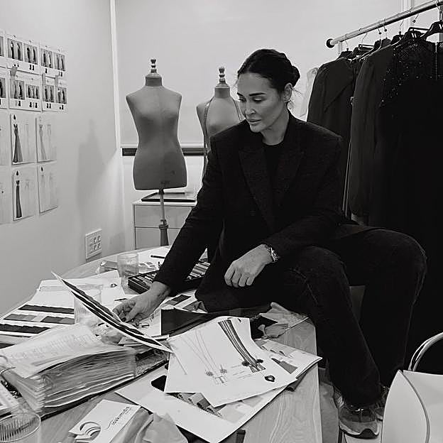 Vicky Martín Berrocal en su espacio de trabajo, el lugar donde ultima las colecciones de su firma de moda, Victoria. 