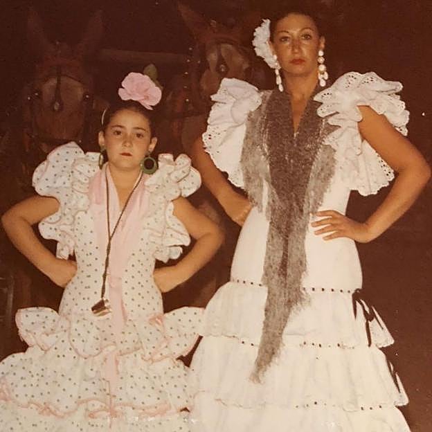 Vicky Martín Berrocal de niña y vestida de flamenca, junto a su madre. 
