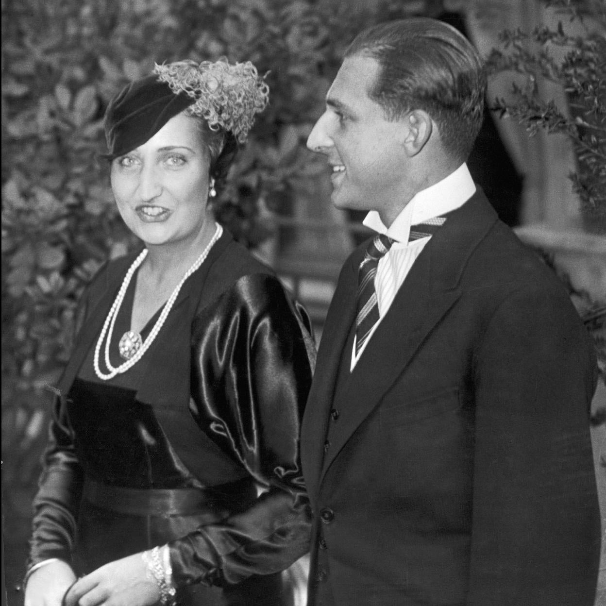 Los condes de Barcelona, María de las Mercedes y don Juan de Borbón, acudiendo a un evento en Estoril