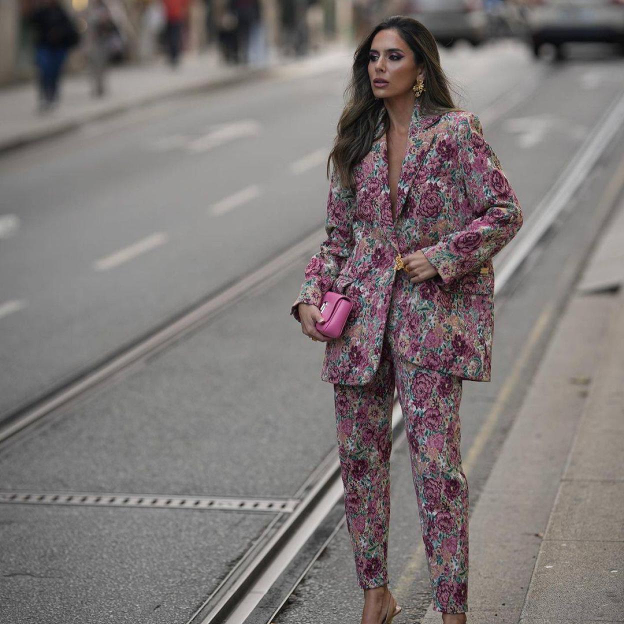 La influencer lleva un traje con floral print