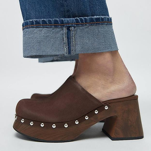 Zuecos con tacón ancho en marrón