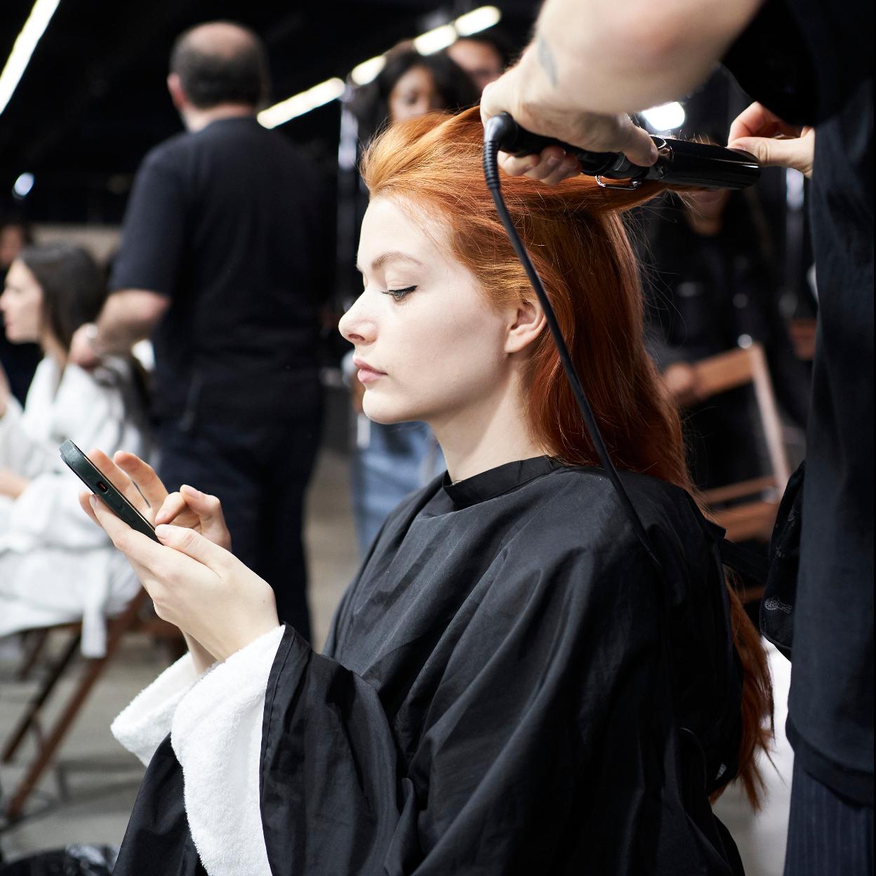 Modelo en manos e su peluquero o estilista.