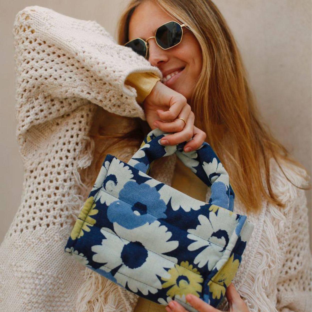 La influencer lleva un bolso con estampado floral de Parfois