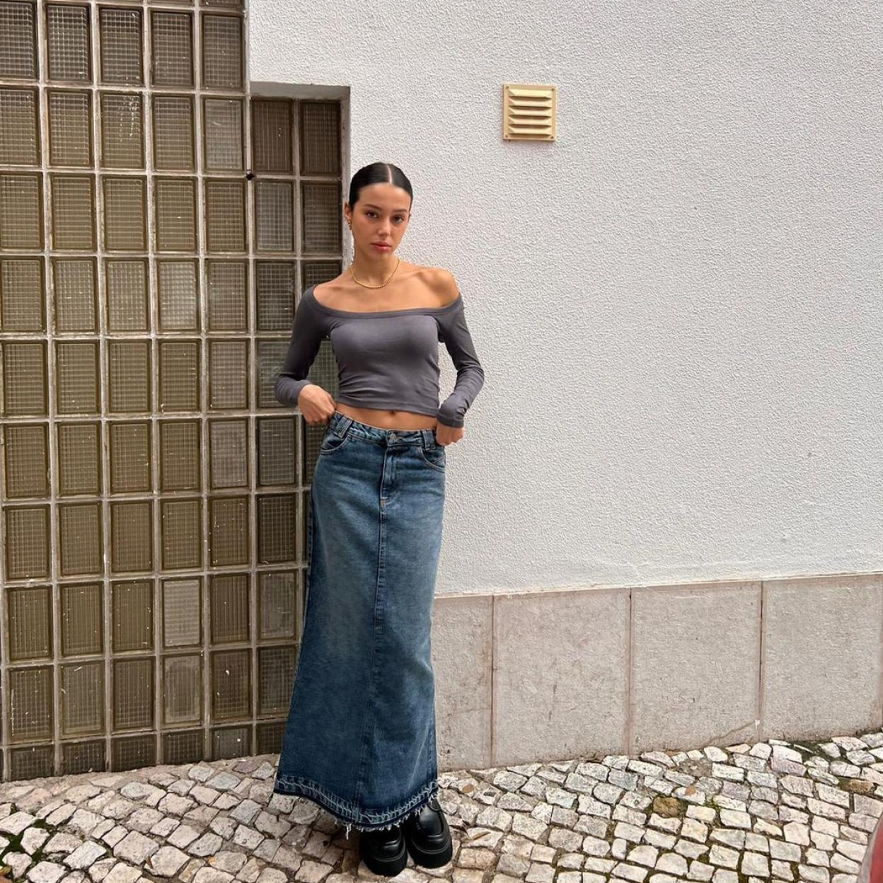 Influencer Maïna Suarez con falda vaquera larga