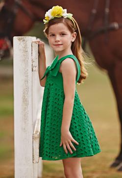 Imagen secundaria 2 - Perforados, cut out, ropa elástica y estampados con colores favorecedores en los looks tendencia de niña