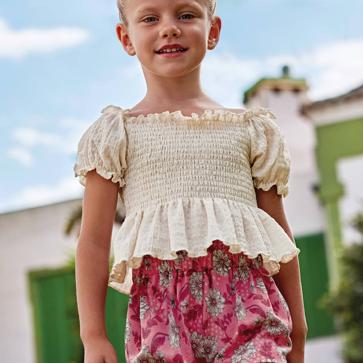 Imagen secundaria 1 - Perforados, cut out, ropa elástica y estampados con colores favorecedores en los looks tendencia de niña