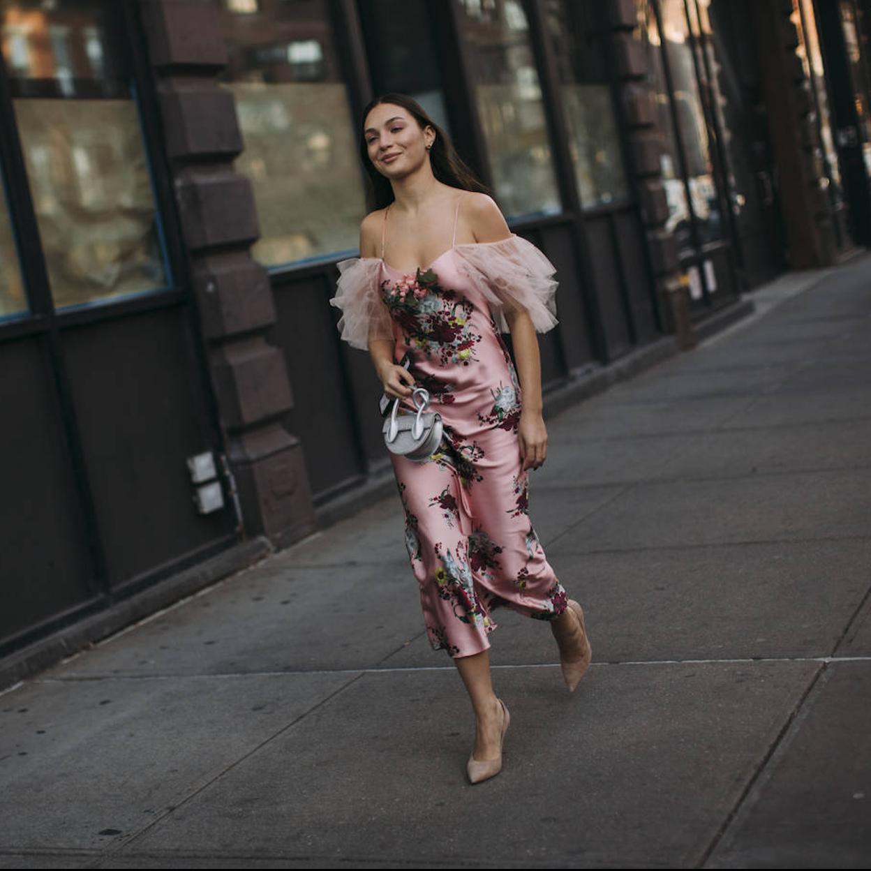 La influencer lleva un favorecer vestido romántico