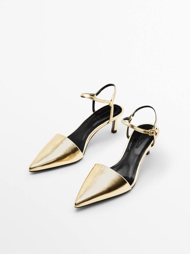 Zapato de piel acabado en punta, con cierre de pulsera al tobillo y tacón bajo, de Massimo Dutti. Encuéntralo a 89,95 euros.