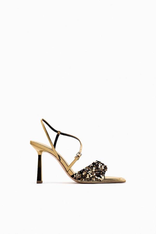 Sandalias de tacón con tiras, punta cuadrada y tira de lentejuelas, de Zara. Te costarán 49,95 euros.