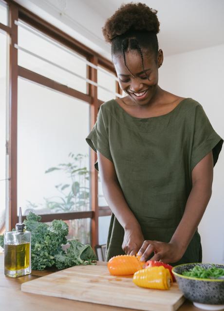 Imagen - Mujer cocinando/PEXELS