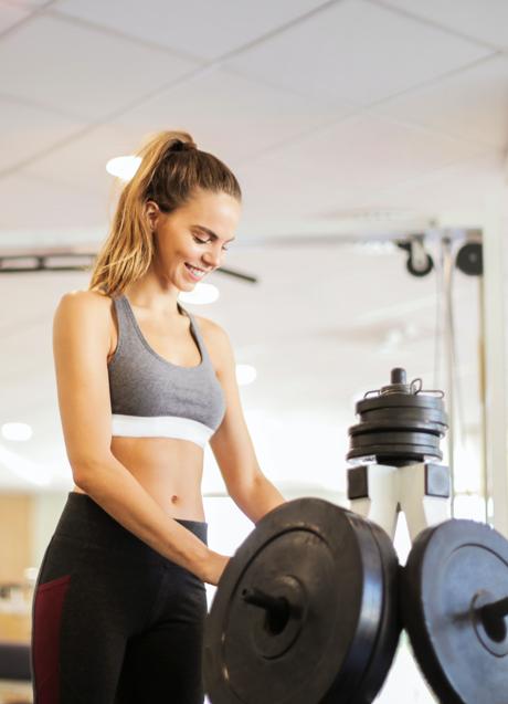 Imagen - Mujer con pesas/PEXELS