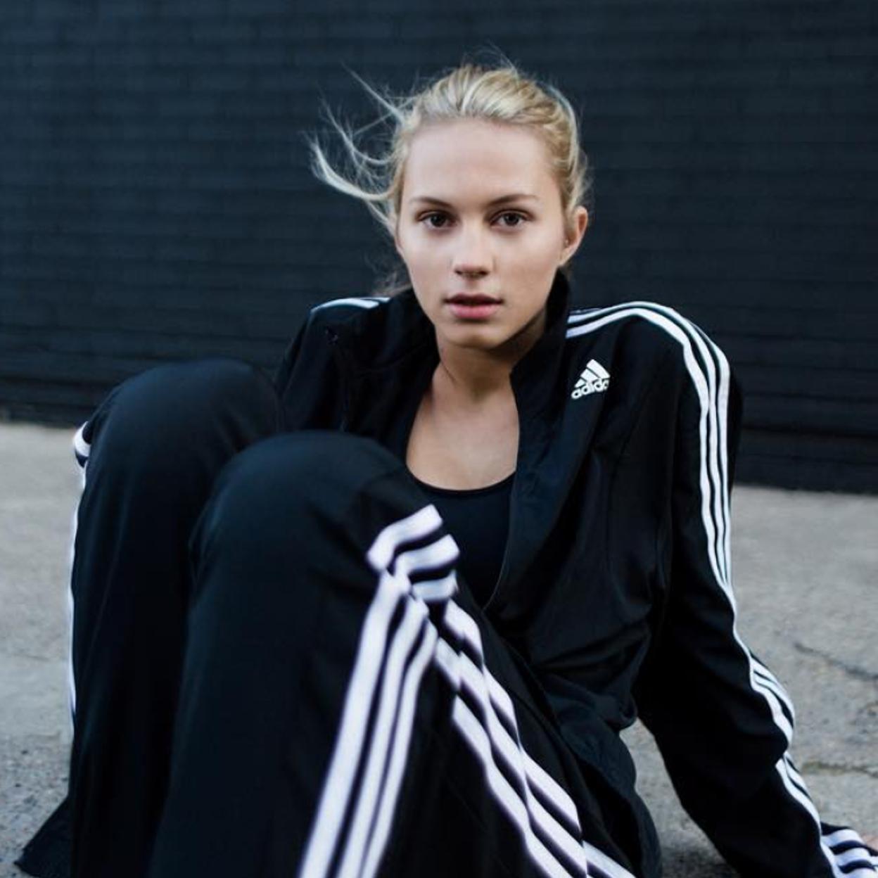 Mujer con chándal deportivo