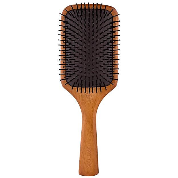 Cepillo de púas Large Wood Paddle Brush de Aveda (34 euros).