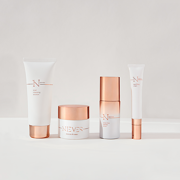 La línea de cuidado de la piel que ha creado Nieves Álvarez incluye cuatro produuctos: limpiador, sérum, contorno de ojos y crema hidratante.